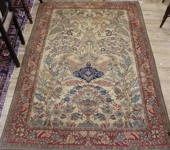 A Kashan ivory ground carpet 204 x 138cm